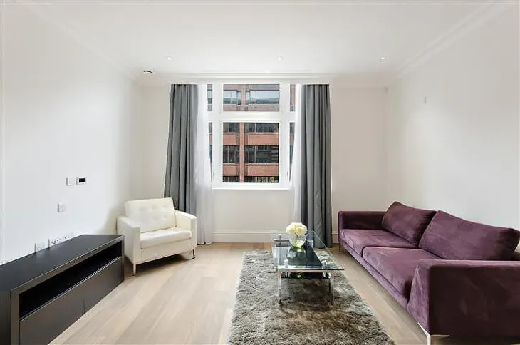 Flat Bridle Mews in Greater London