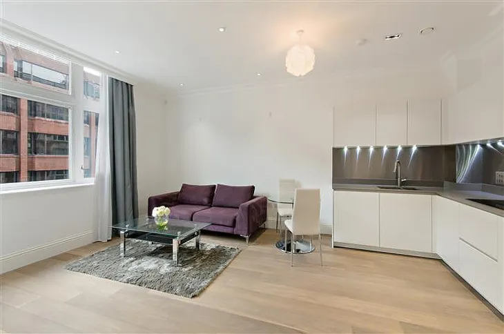 Flat Bridle Mews in Greater London