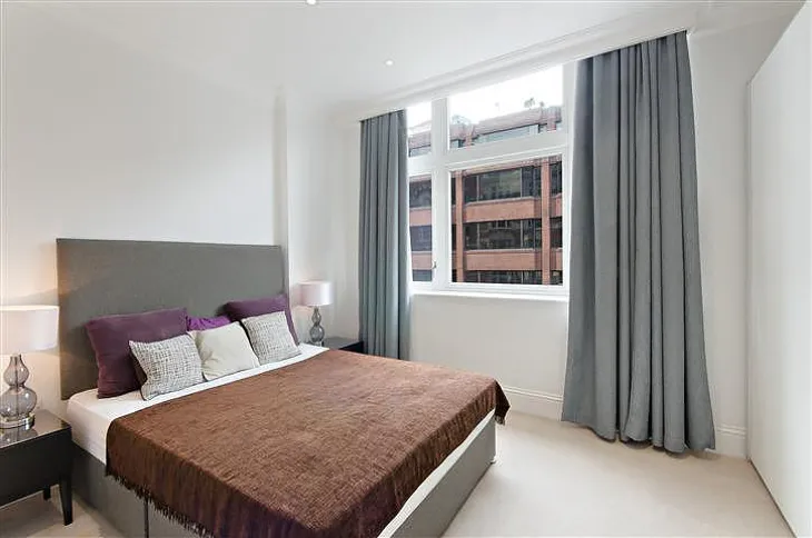 Flat Bridle Mews in Greater London