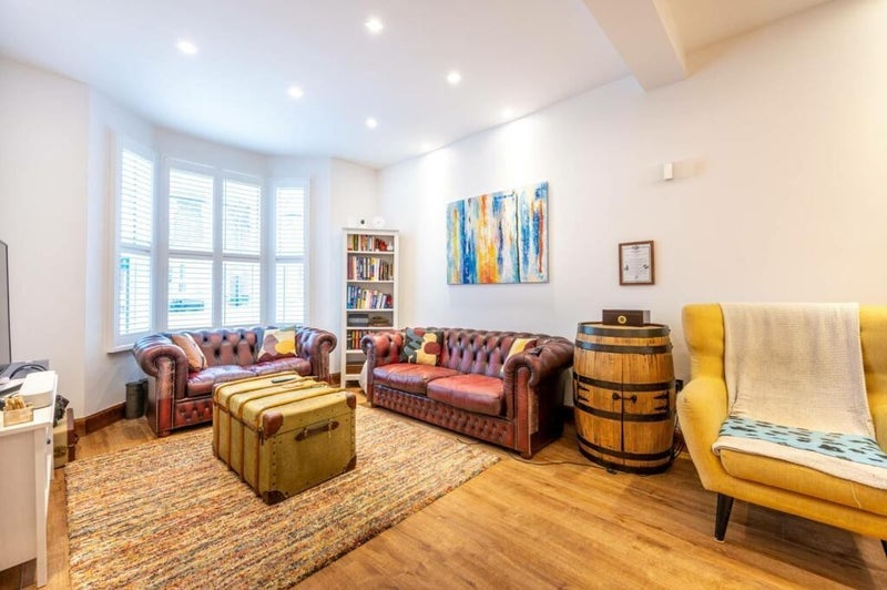 Room Henderson Road in Greater London