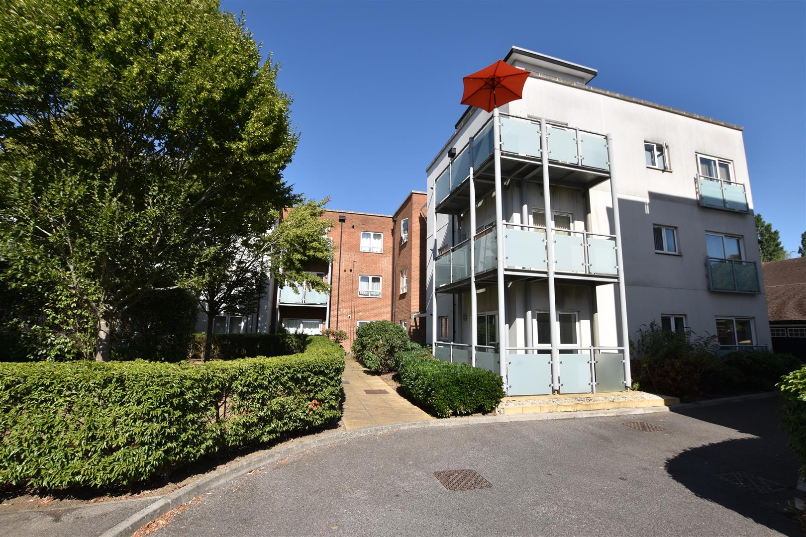 Flat Canalside in Reigate and Banstead