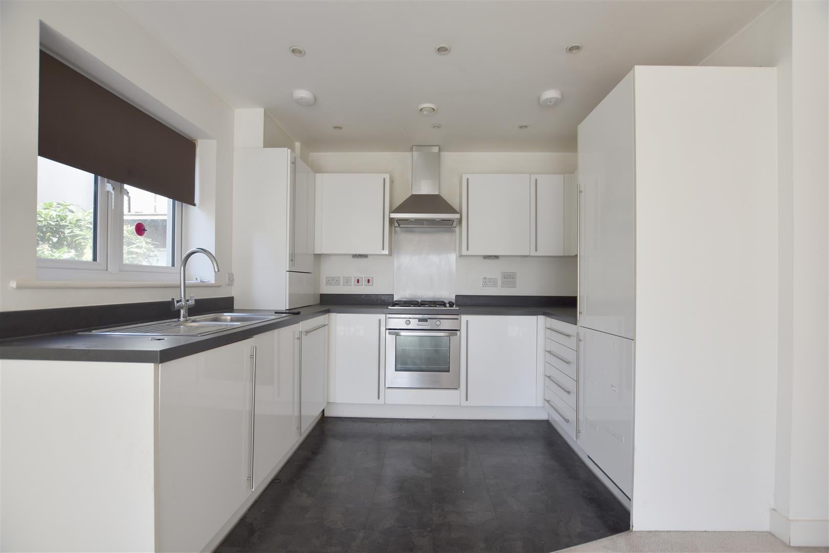 Flat Canalside in Reigate and Banstead