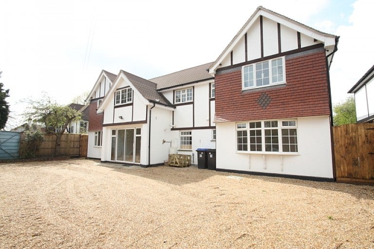 Flat Wych Hill Lane in Woking
