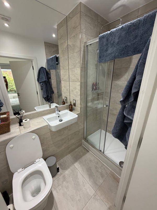 Room St Ann's Road in Greater London