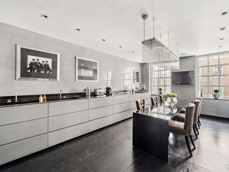 Flat Upper Grosvenor Street in City of Westminster