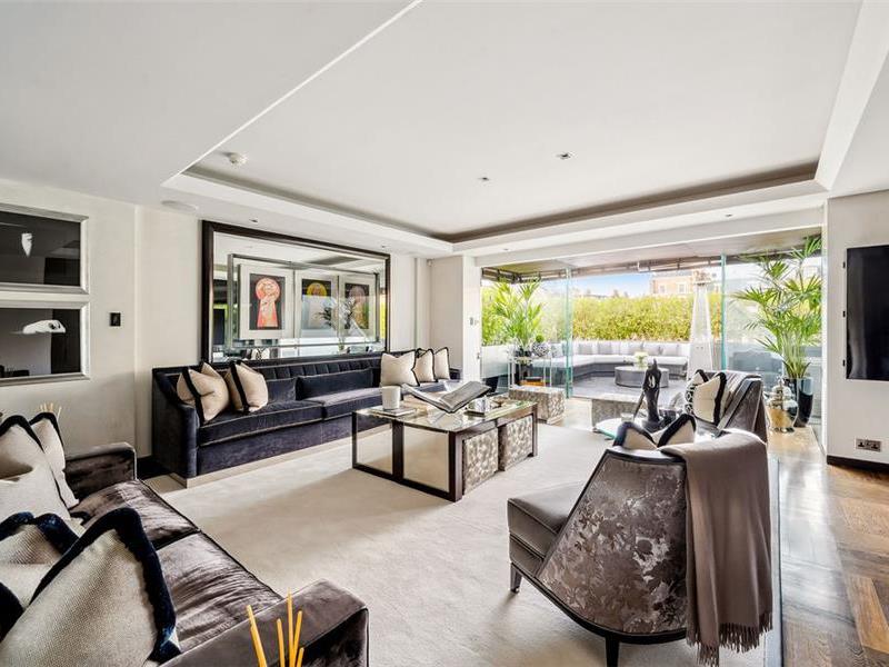 Flat Upper Grosvenor Street in City of Westminster