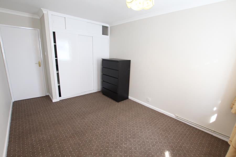 Flat Wild Bank Court in Woking