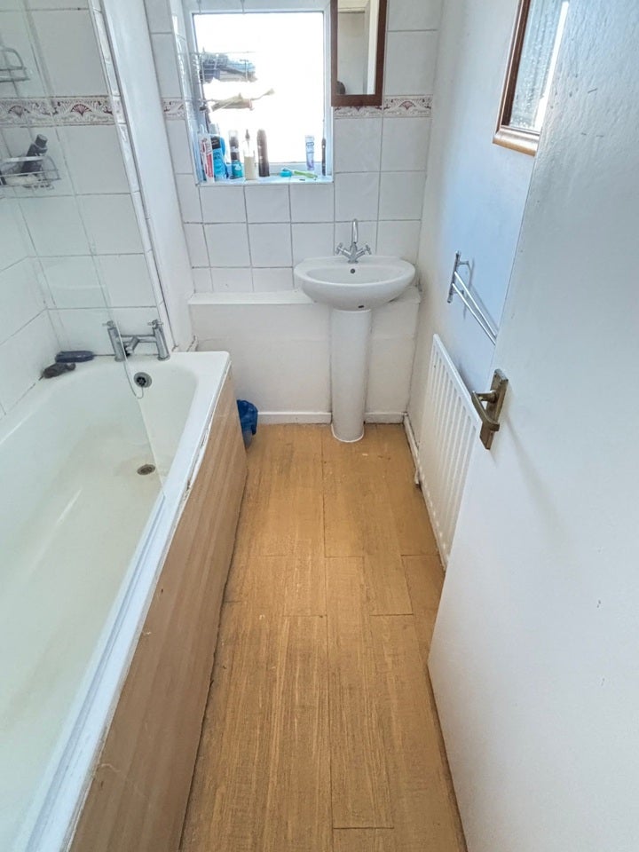 Room Grove Street in Greater London