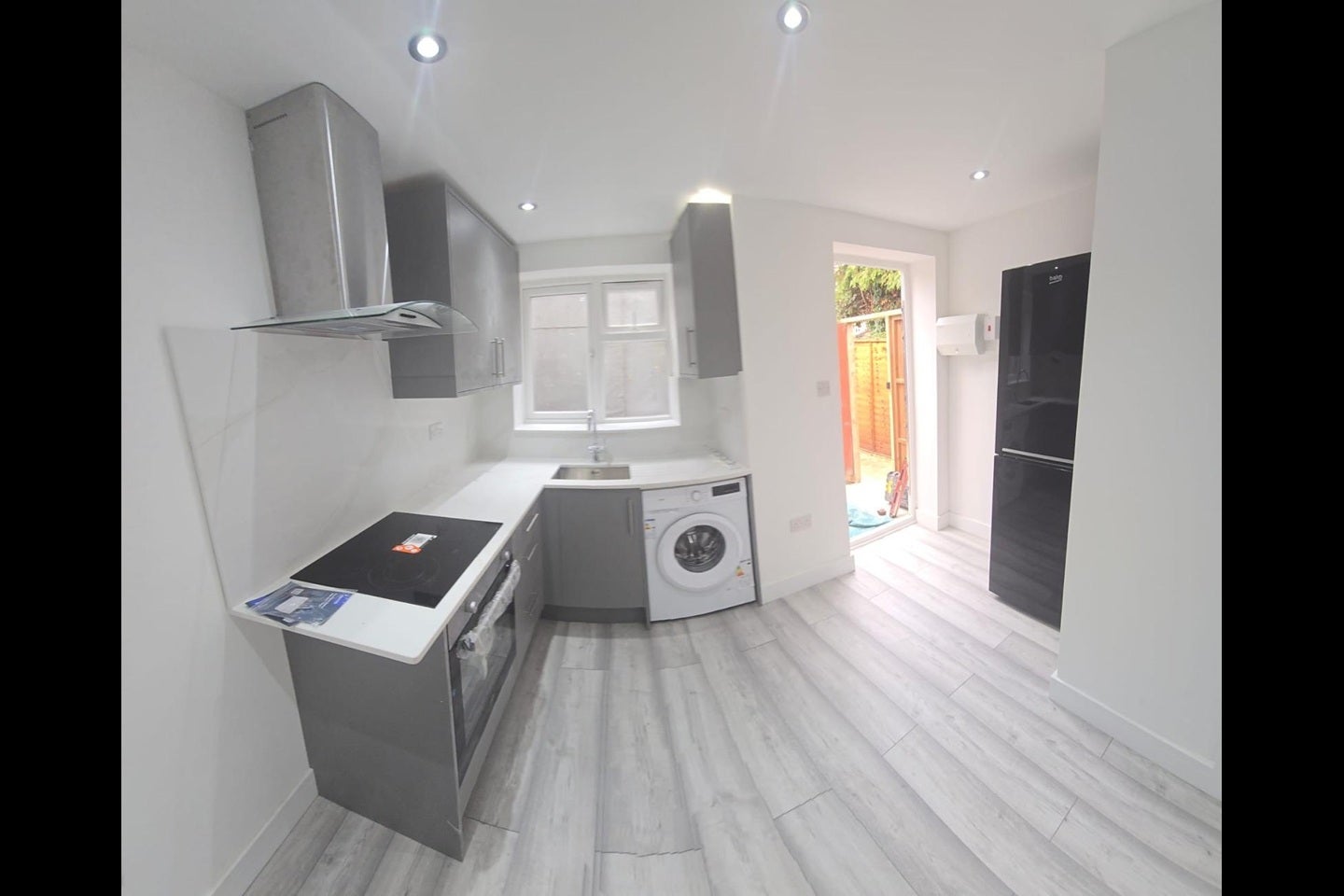 Flat Warwick Avenue in Borough of Spelthorne