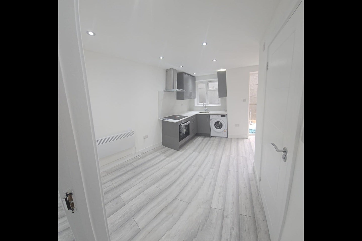 Flat Warwick Avenue in Borough of Spelthorne