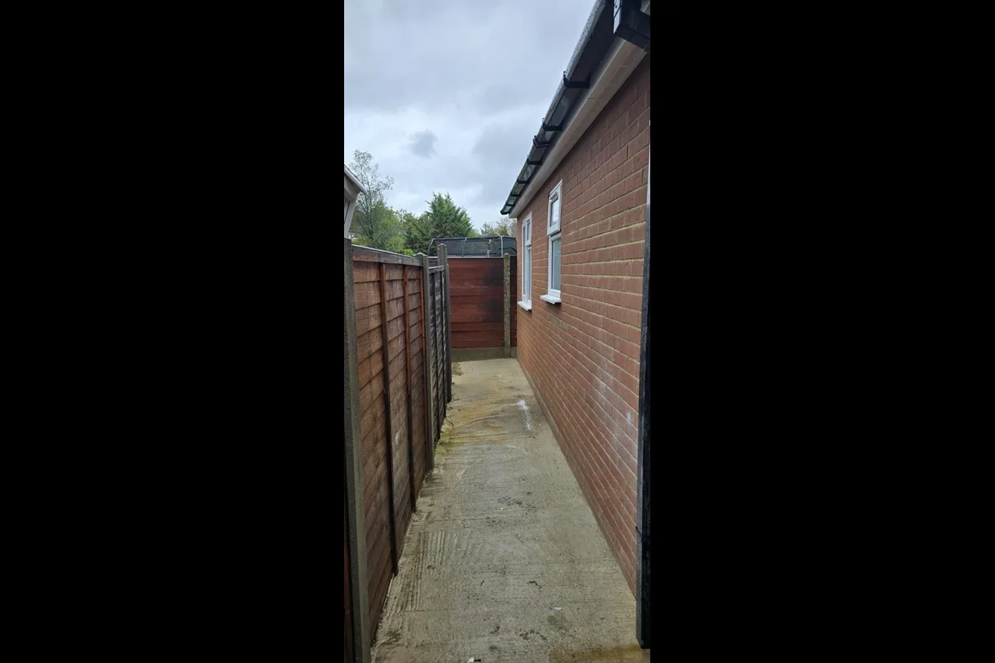 Flat Warwick Avenue in Borough of Spelthorne