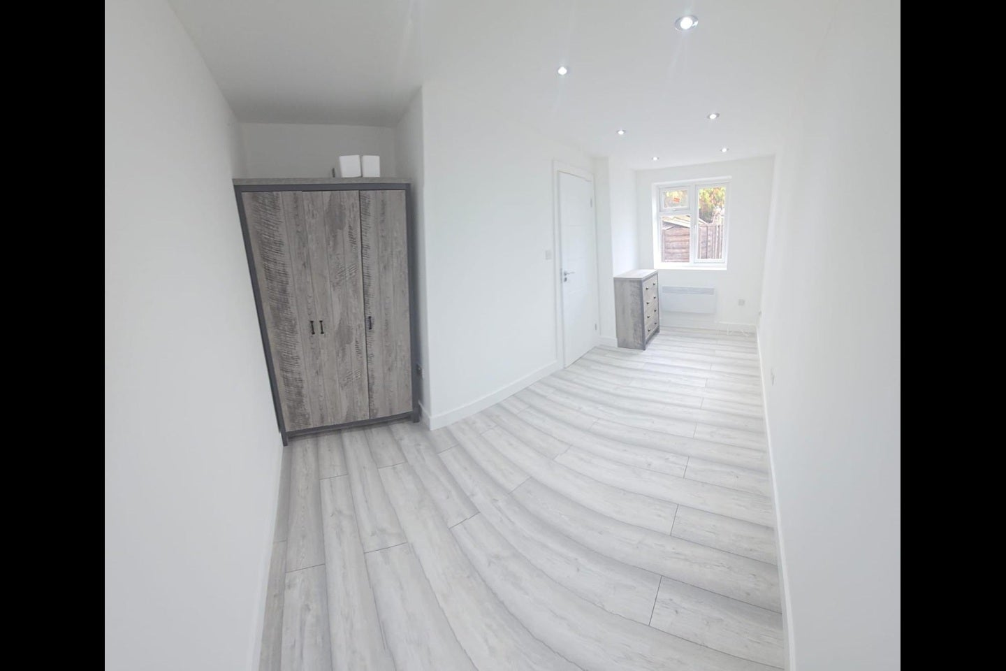 Flat Warwick Avenue in Borough of Spelthorne