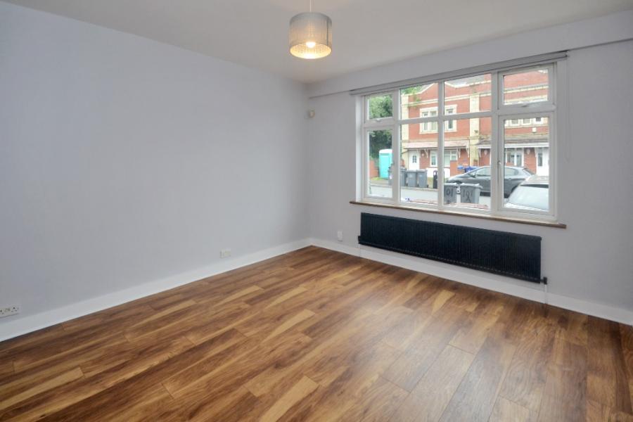 Flat Kingswood Road in Manchester