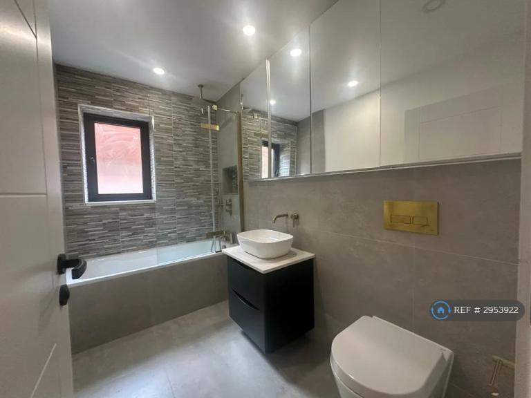Flat Riddlesdown Road in Greater London