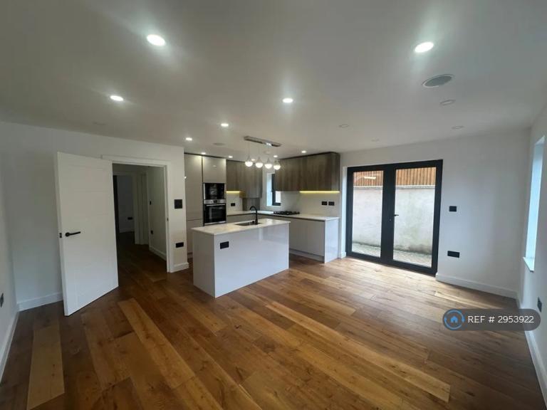 Flat Riddlesdown Road in Greater London