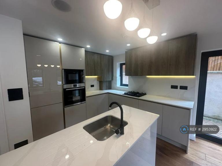 Flat Riddlesdown Road in Greater London