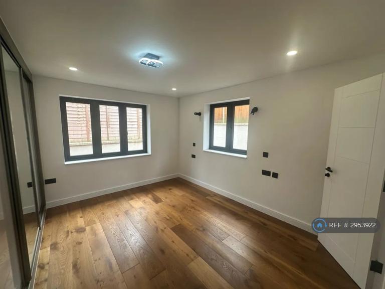 Flat Riddlesdown Road in Greater London
