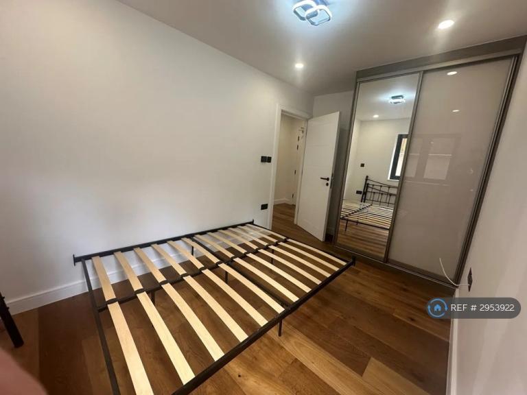 Flat Riddlesdown Road in Greater London