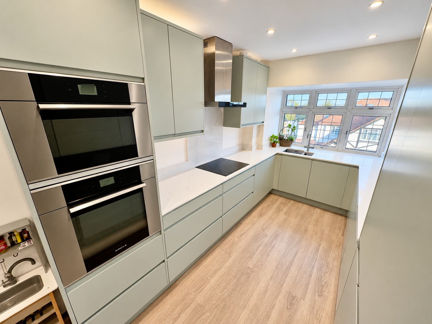 Flat Neeld Crescent in Greater London