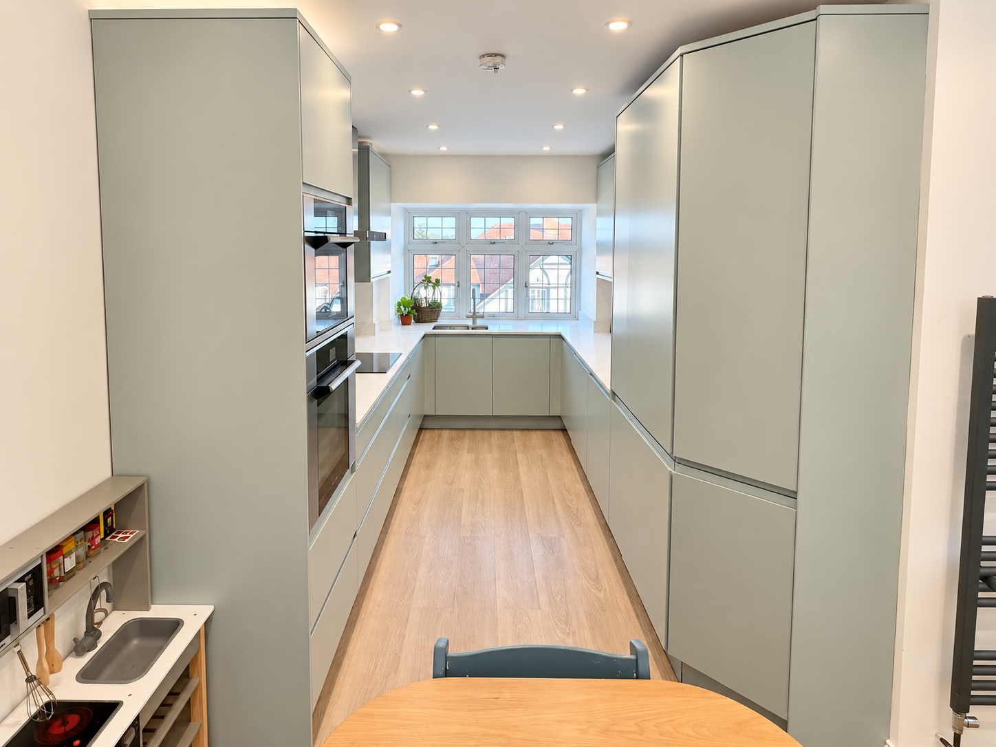Flat Neeld Crescent in Greater London