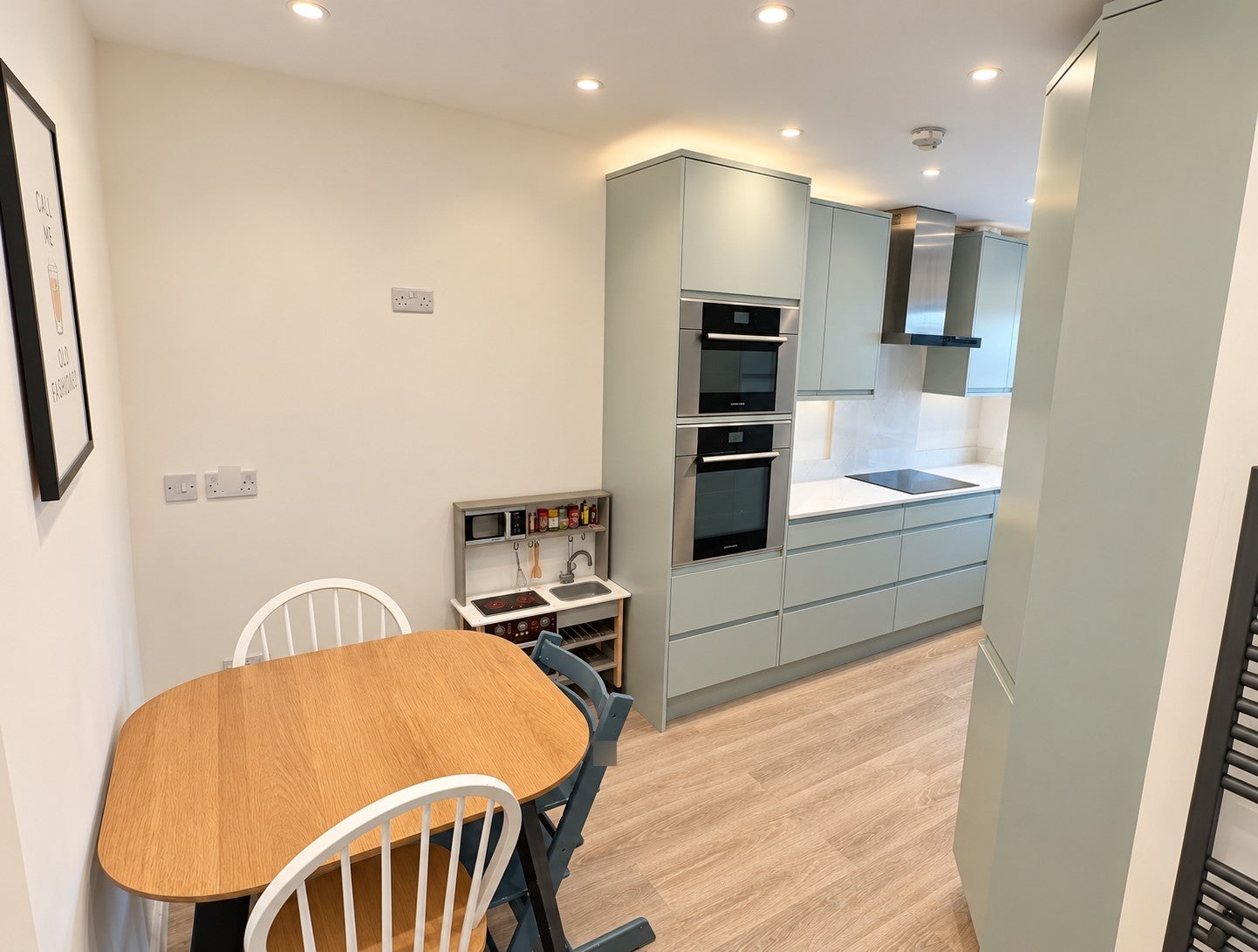 Flat Neeld Crescent in Greater London
