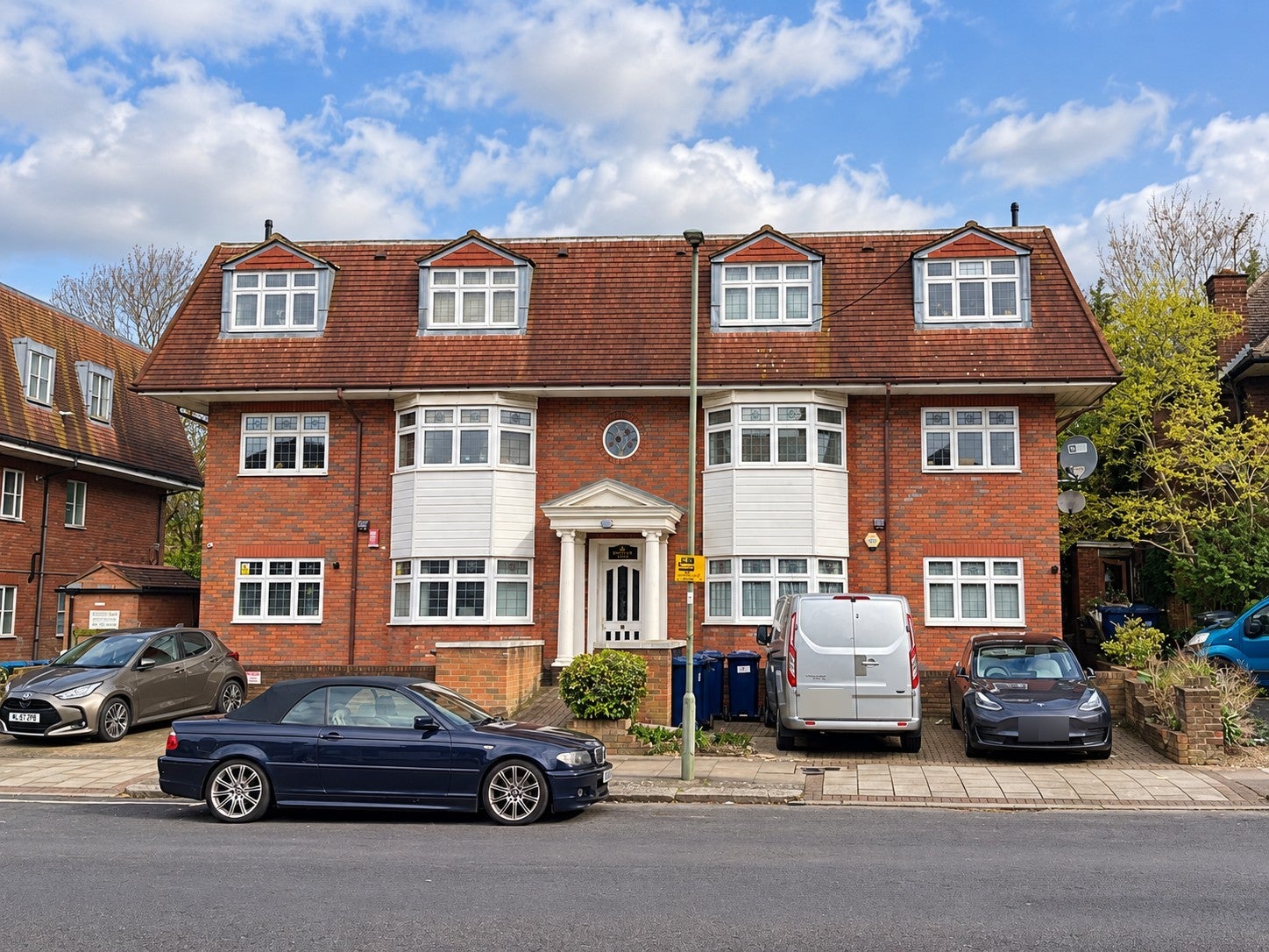 Flat Neeld Crescent in Greater London
