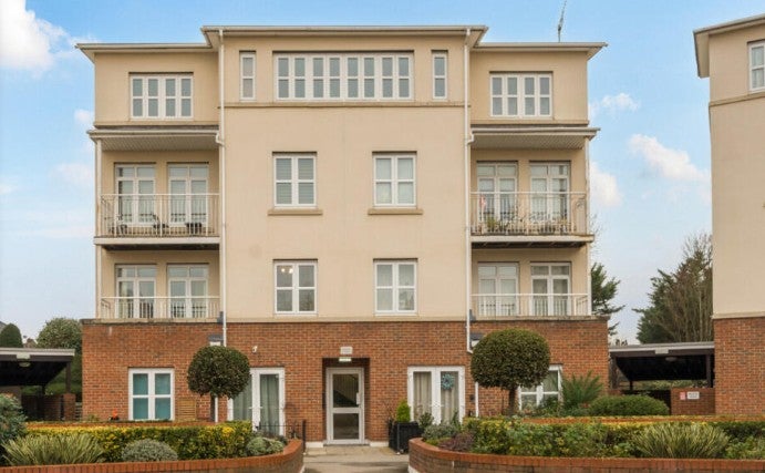 Flat Magdalene Gardens in Greater London