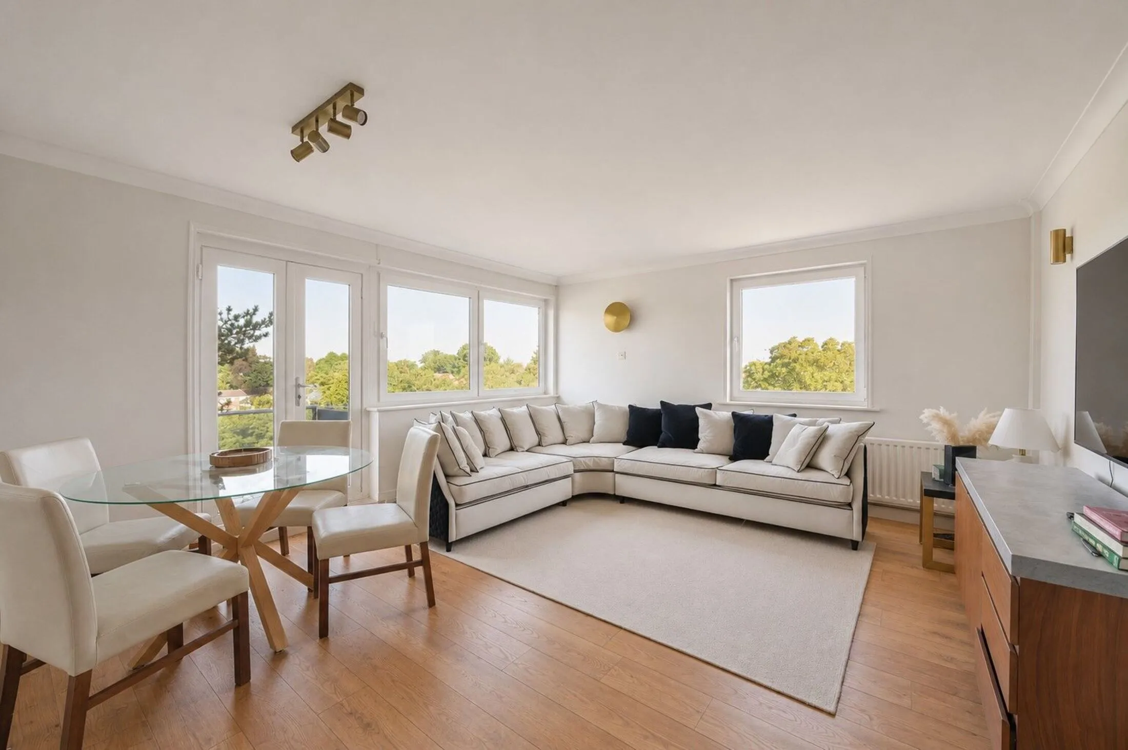 Flat Craigmore Tower in Woking