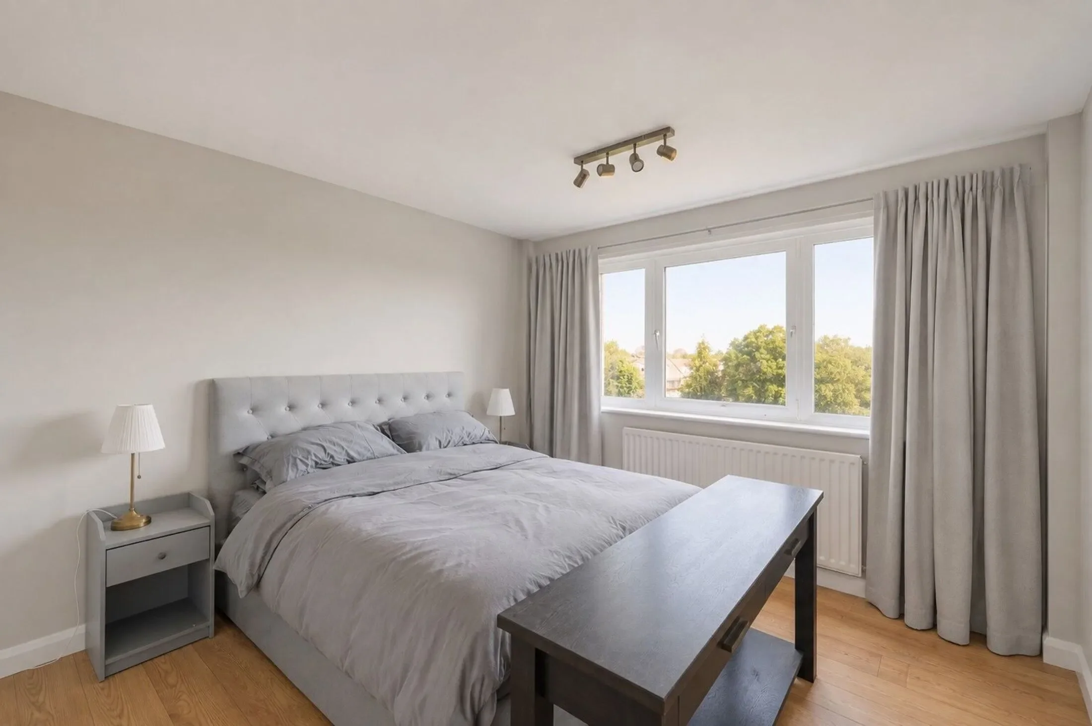 Flat Craigmore Tower in Woking