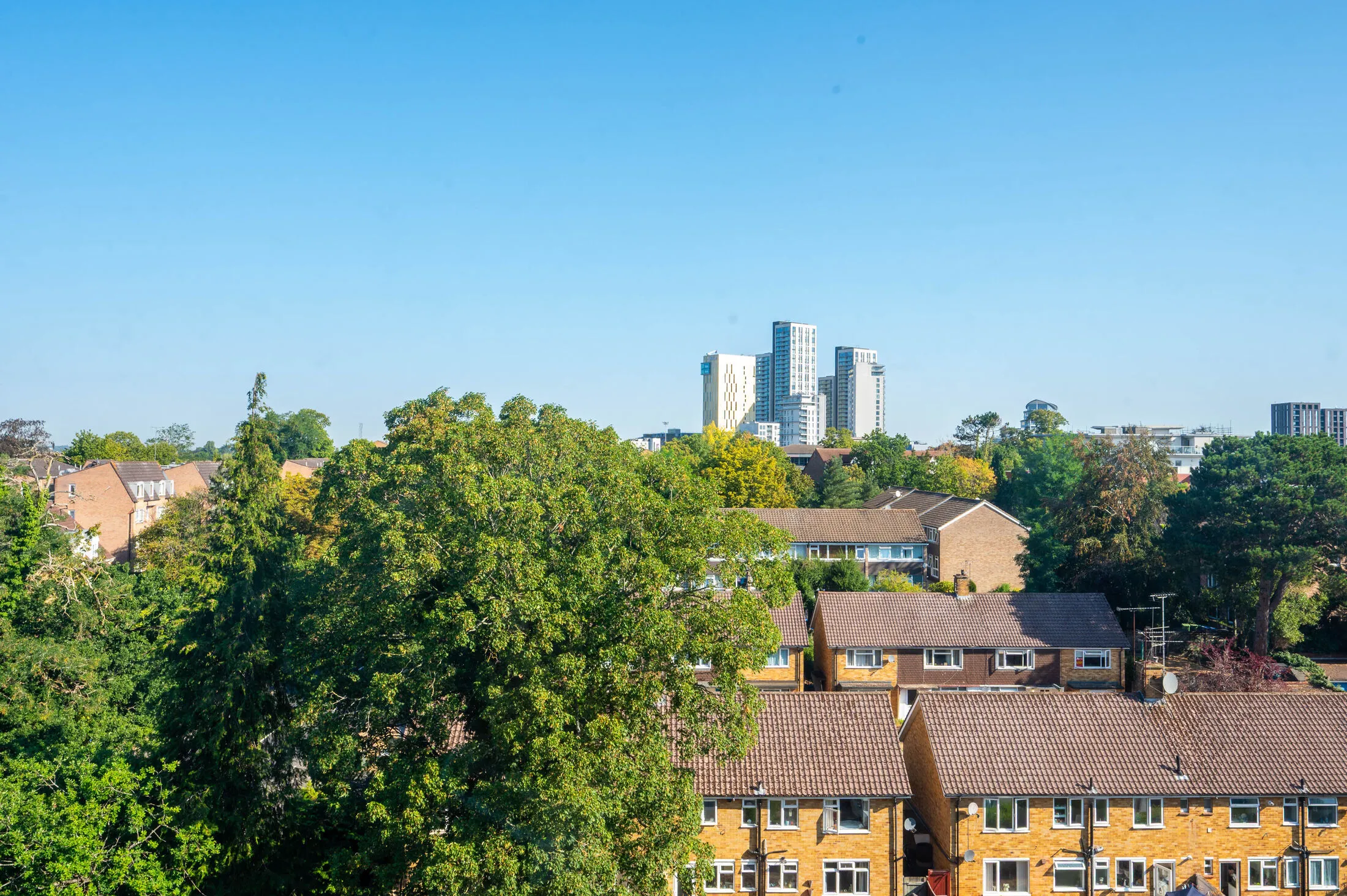 Flat Craigmore Tower in Woking