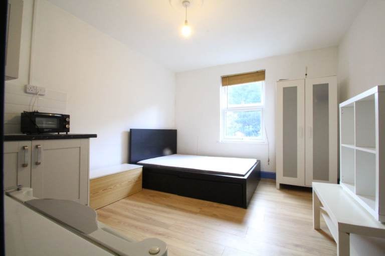 Flat Eade Road in Greater London