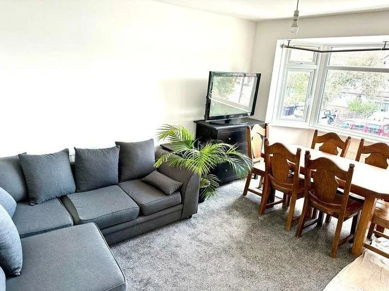 Room Chestnut Grove in Greater London