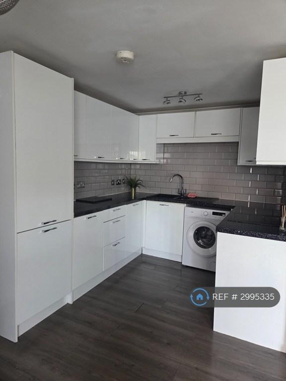 Flat Marbeck Close in Blunsdon St Andrew