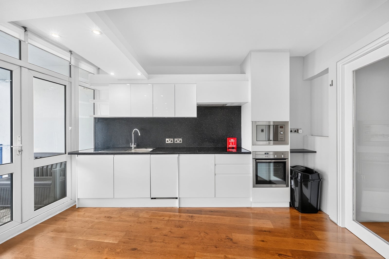 Flat Royal Oak Yard in Greater London