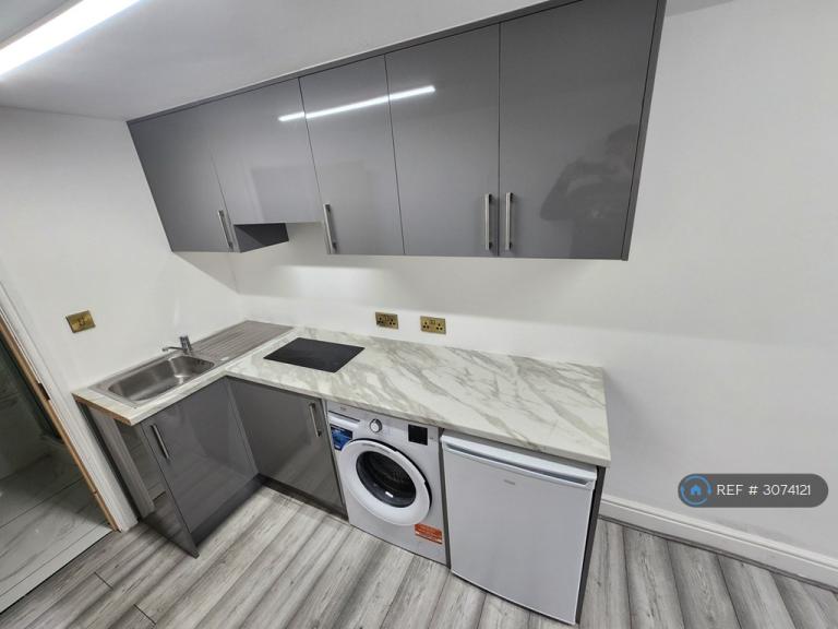 Flat Pettits Lane in Greater London