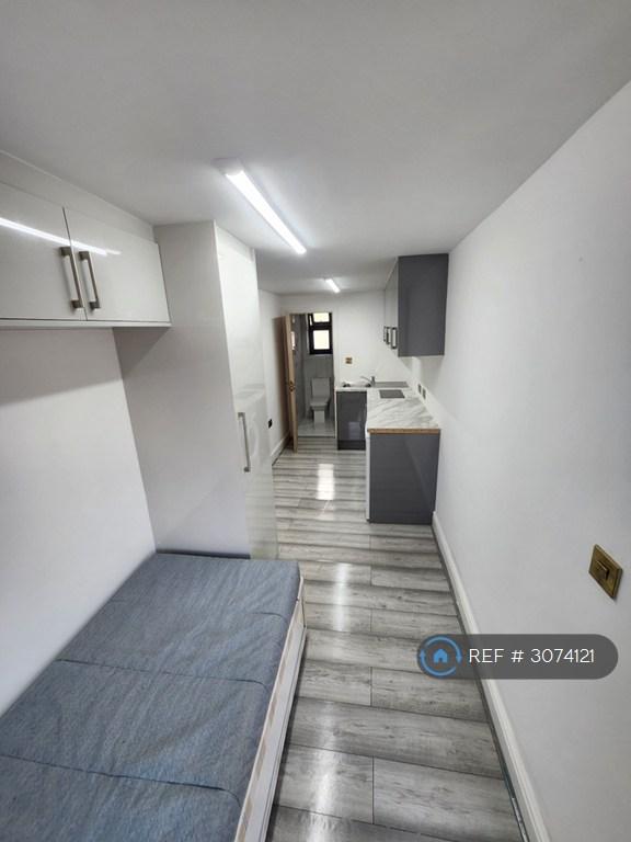 Flat Pettits Lane in Greater London
