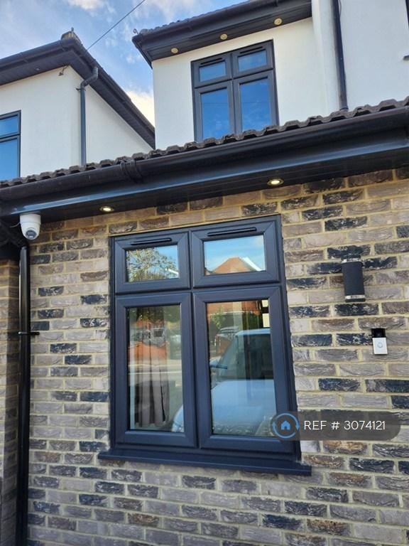 Flat Pettits Lane in Greater London