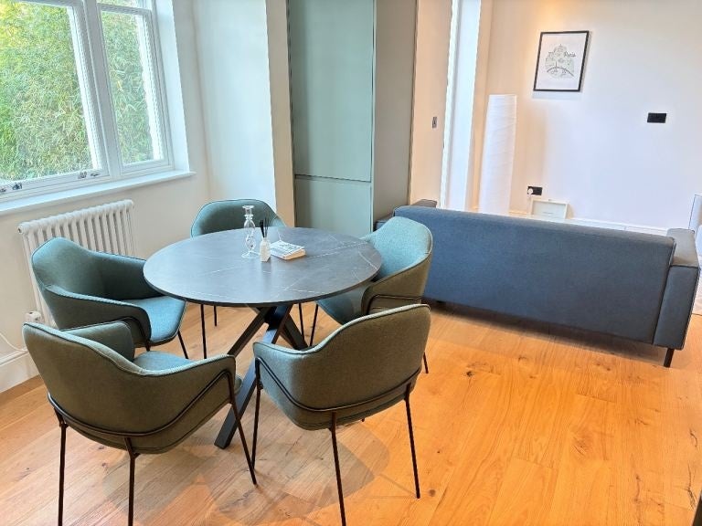 Flat Creffield Road in Greater London