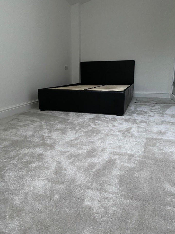 Flat Ainslie Wood Road in Greater London