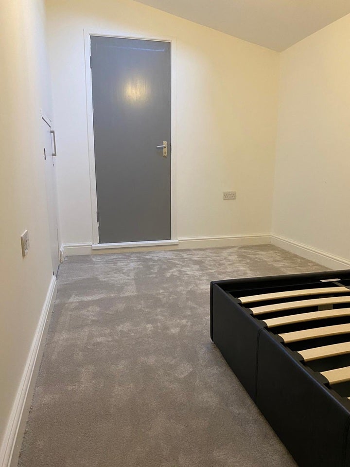 Flat Ainslie Wood Road in Greater London