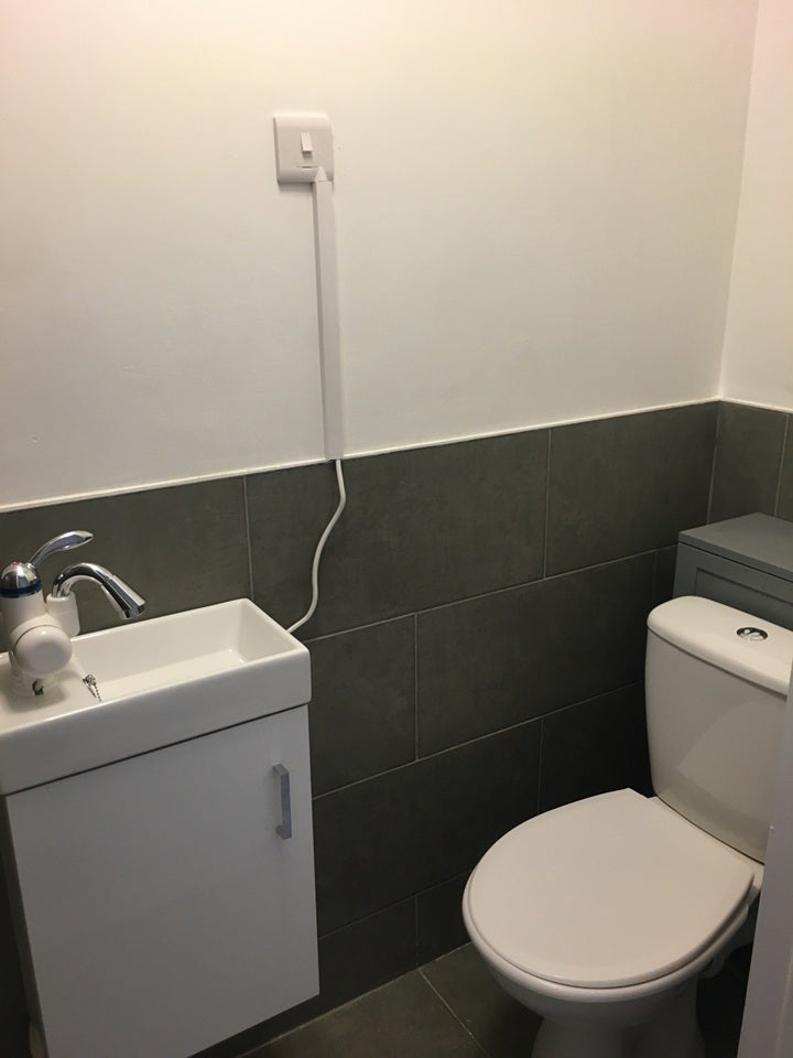 Flat Ainslie Wood Road in Greater London