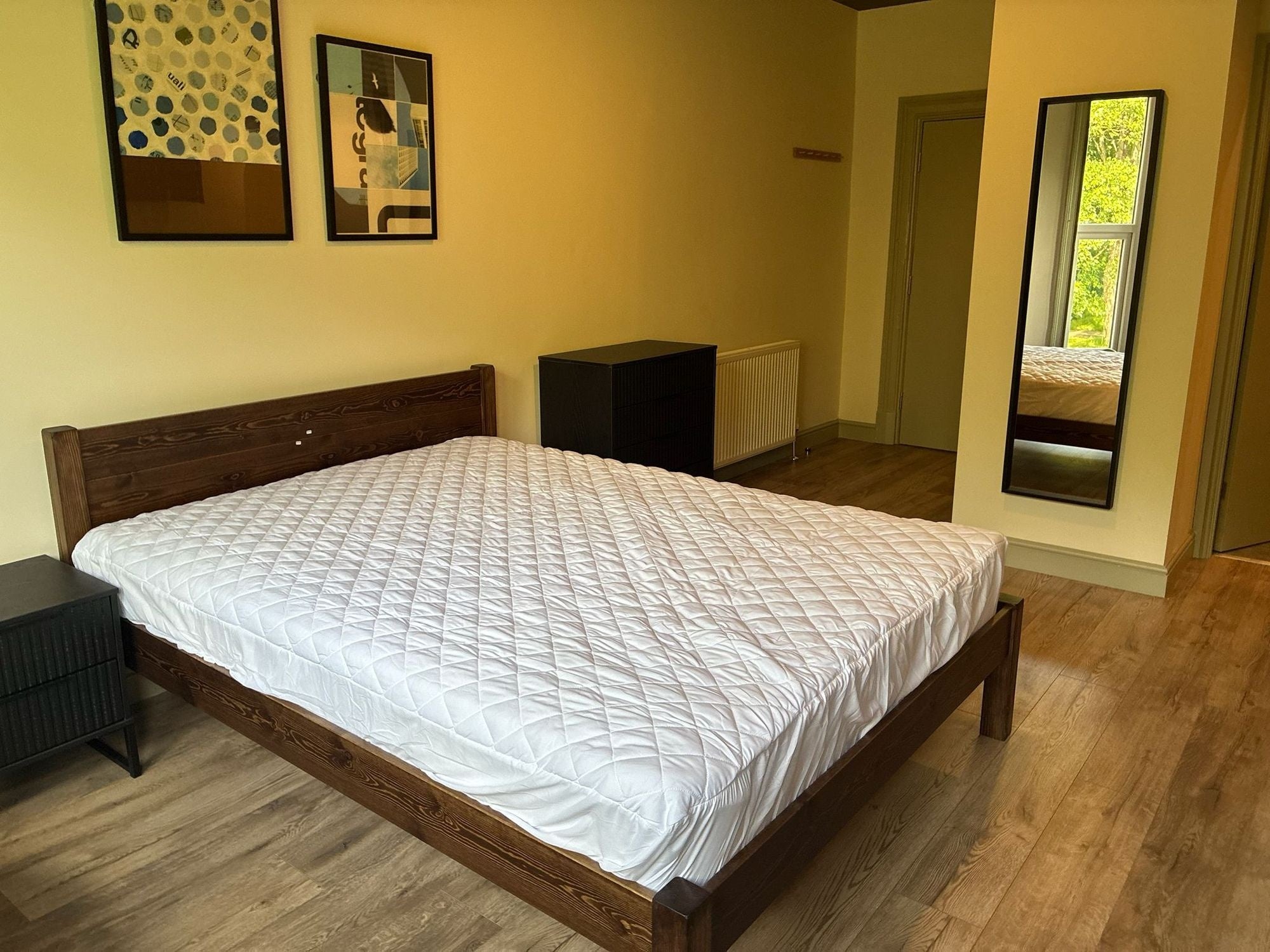 Room Moorland Road in Leeds