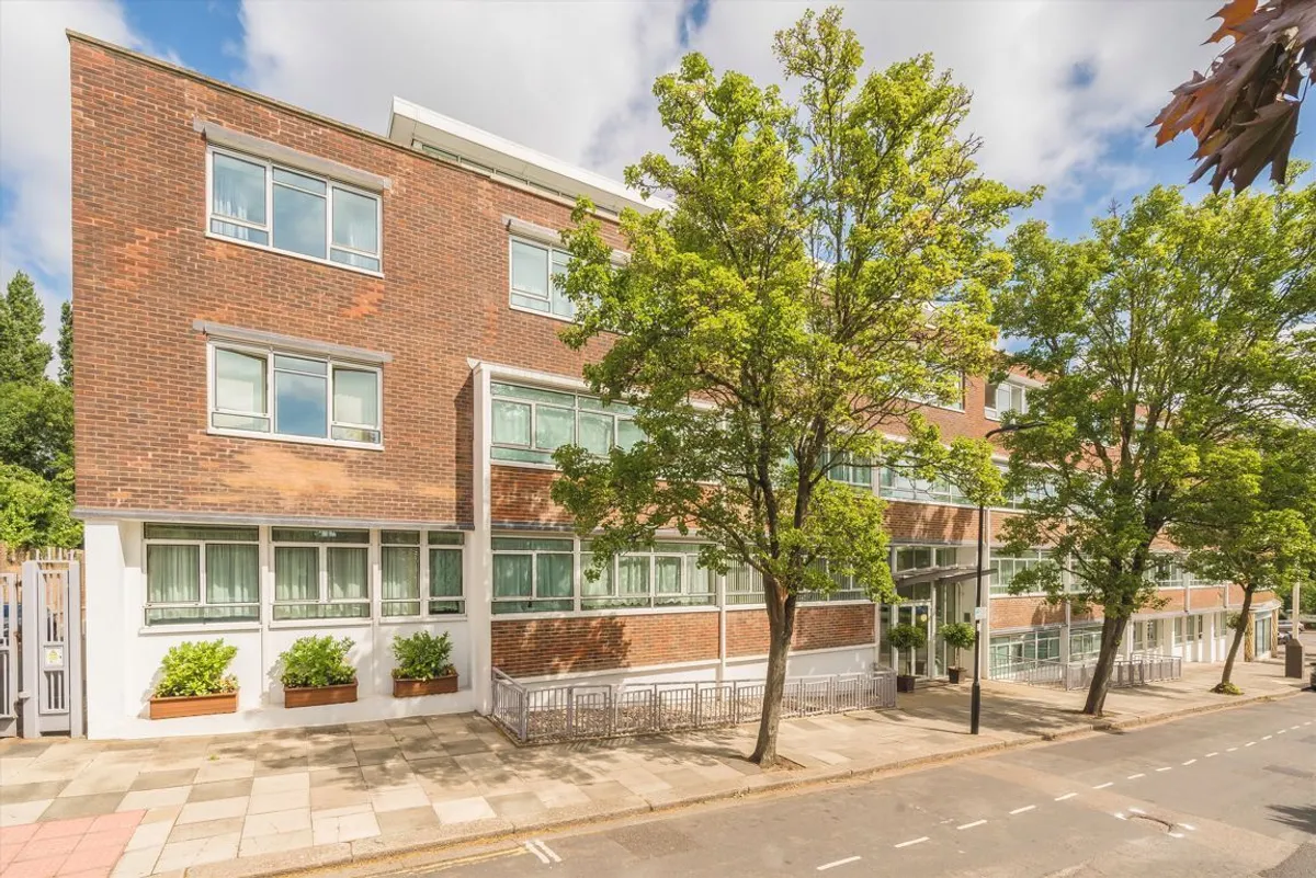 Flat Hanger Green in Greater London