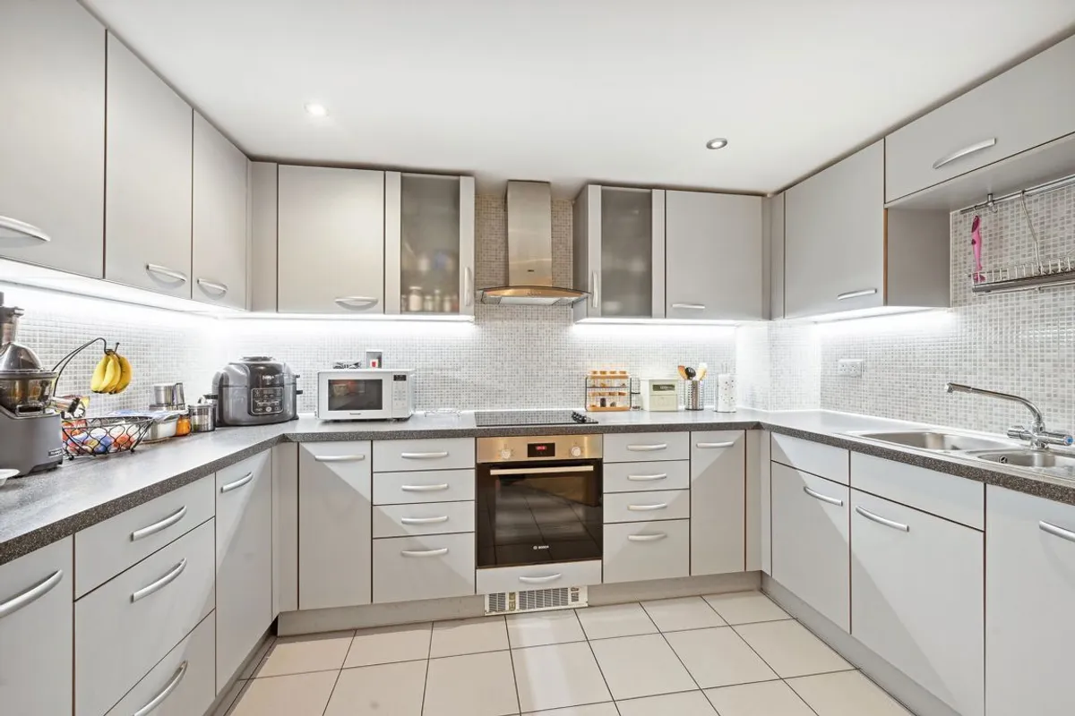Flat Hanger Green in Greater London
