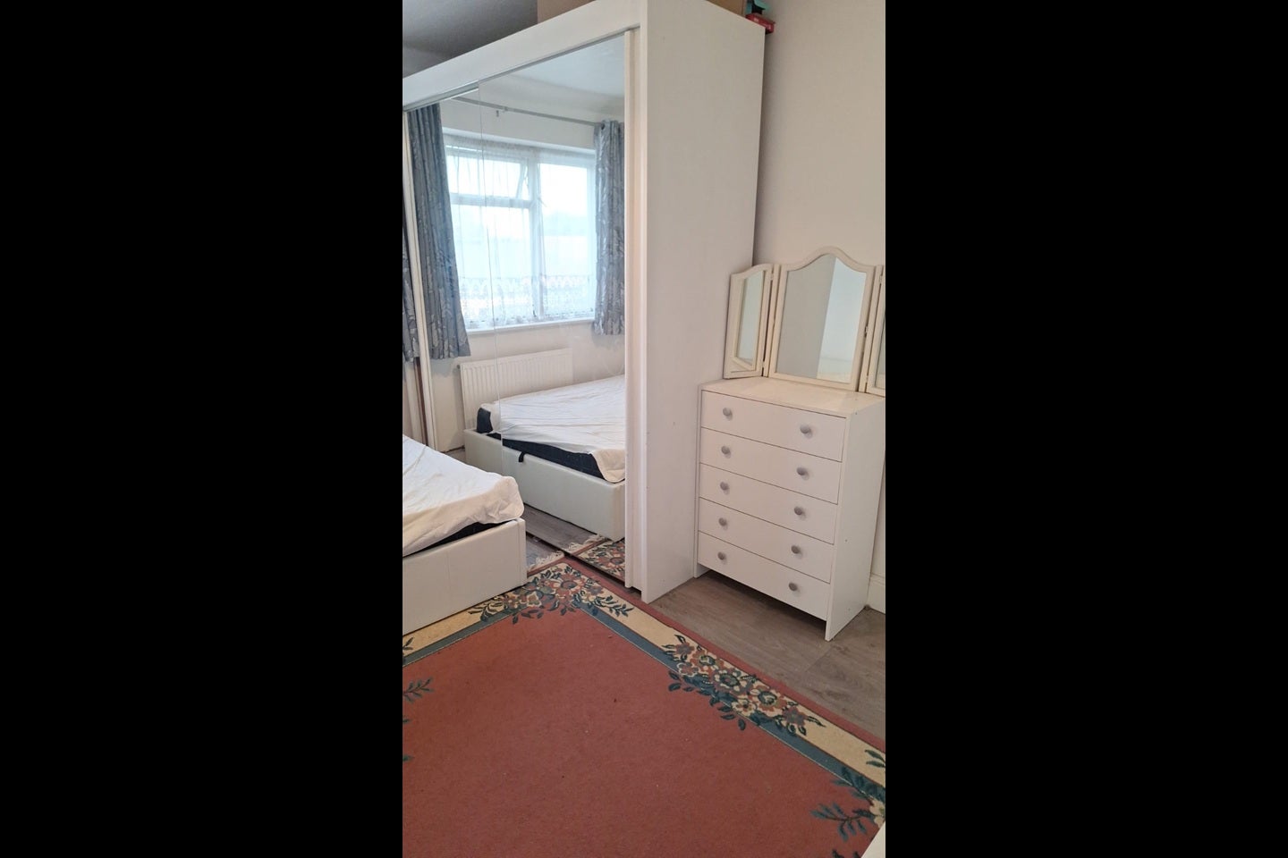 Room Tamworth Lane in Greater London