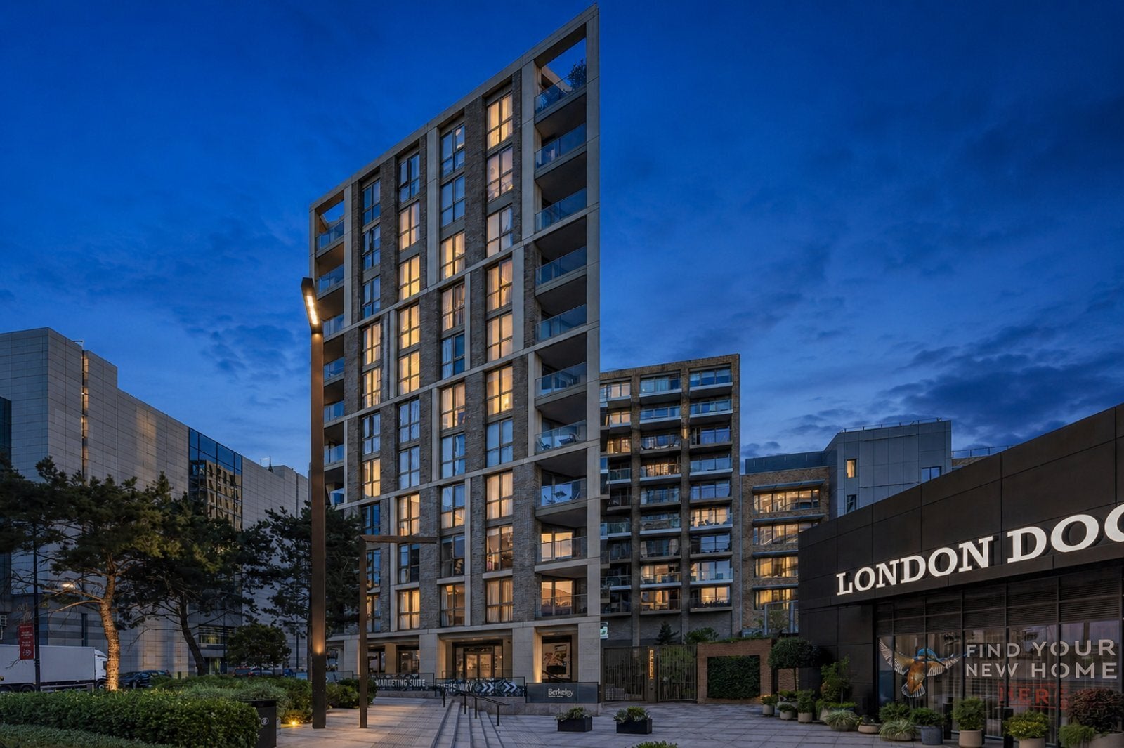 Flat Vaughan Way in Greater London