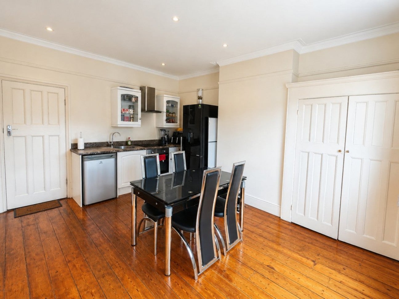 Flat Woodstock Avenue in Greater London
