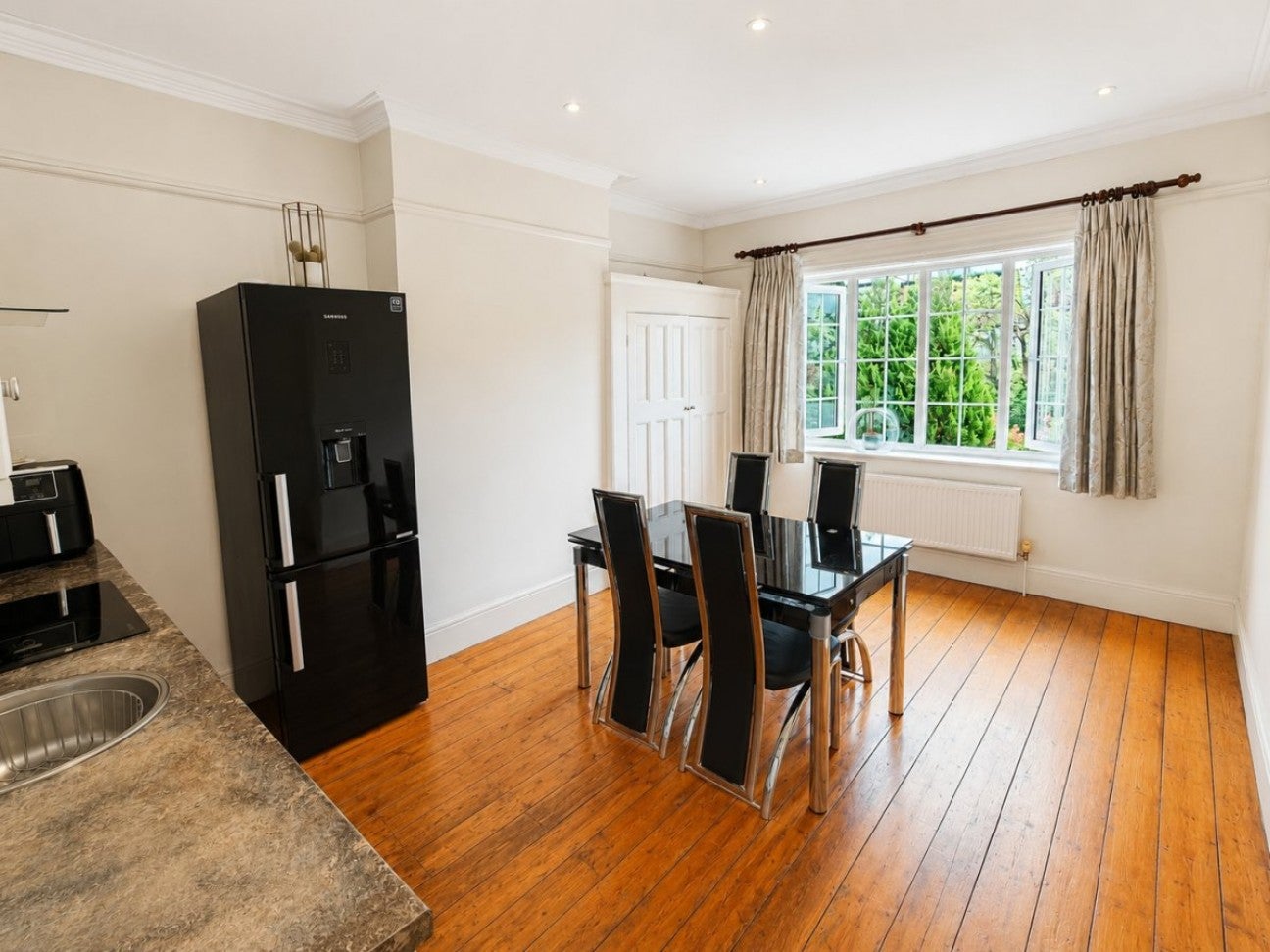 Flat Woodstock Avenue in Greater London