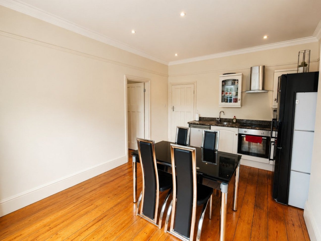 Flat Woodstock Avenue in Greater London