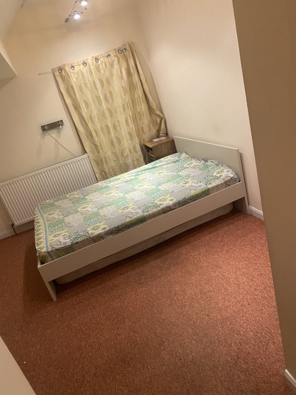 Room Avon Path in Greater London